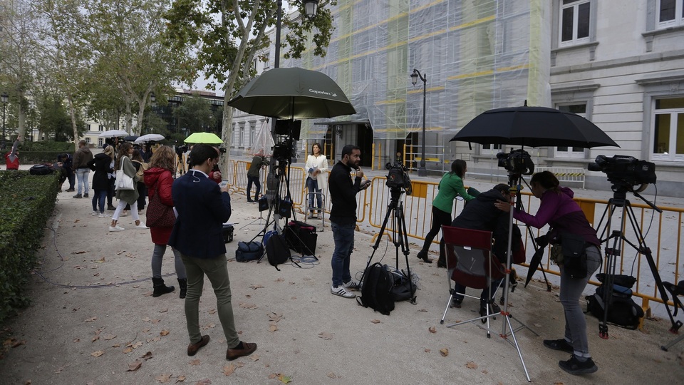 Novináři čekají před soudní budovou v Madridu.
