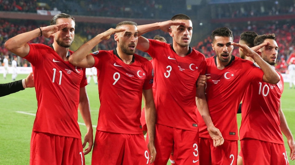 Turečtí fotbalisté oslavou podpořili armádu, která bojuje proti Kurdům.