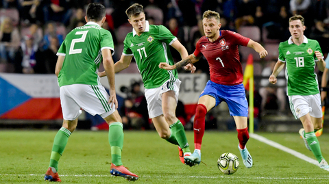 Zleva Conor McLaughlin a Shane Ferguson ze Severního Irska, Ladislav Krejčí z ČR a Gavin Whyte ze Severního Irska.