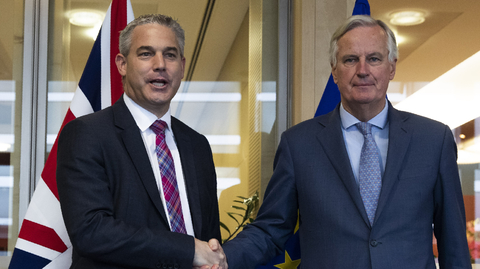 Zleva Stephen Barclay a Michel Barnier.