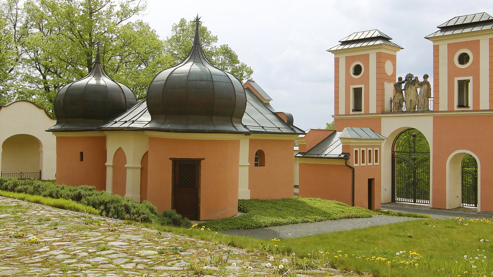 Barokní kostel Povýšení sv.Kříže architekta Jana Blažeje Santiniho.