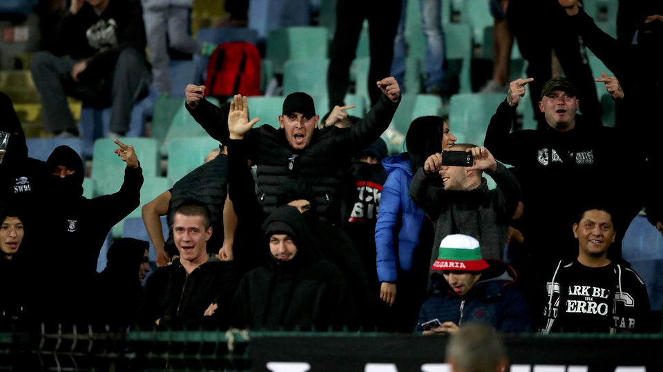 Bulharští fotbaloví fanoušci při zápase s Anglií.
