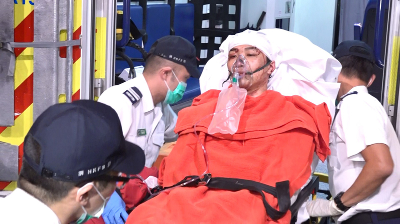 Záchranáři odváží Jimmyho Shama do nemocnice.