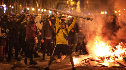 Demonstranti v ulicích Barcelony. 