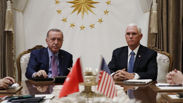 Viceprezident Mike Pence (vpravo) a turecký prezident Recep Tayyip Erdogan.