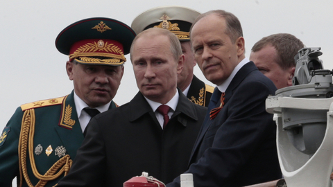 Ruský prezident Vladimir Putin a šéf ruské Federální bezpečnostní služby Alexandr Bortnikov (vpravo).