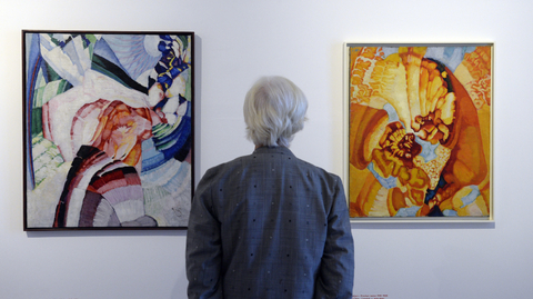 Zleva obrazy Román růžové a Kosmické jaro -Stvoření od Františka Kupky. 