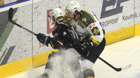 Zleva chomutovský Lukáš Půlpán a Vojtěch Polák z Karlových Varů. Foto z roku 2013.