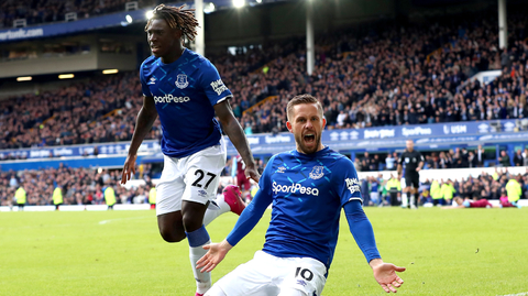 Gylfi Sigurdsson (vpravo) se raduje poté, co vstřelil pojišťující branku.