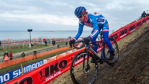 Cyklokrosařka Kateřina Nash v třetím závodu sezony v Bernu poprvé chyběla na stupních vítězů, ale díky sedmému místu se udržela v čele hodnocení Světového poháru.