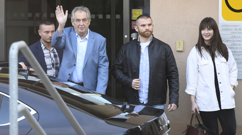 Prezident Miloš Zeman opouští střešovickou nemocnici.