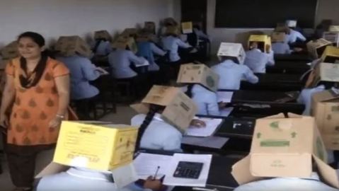 Studenti v Indii měli během testu krabice na hlavě.