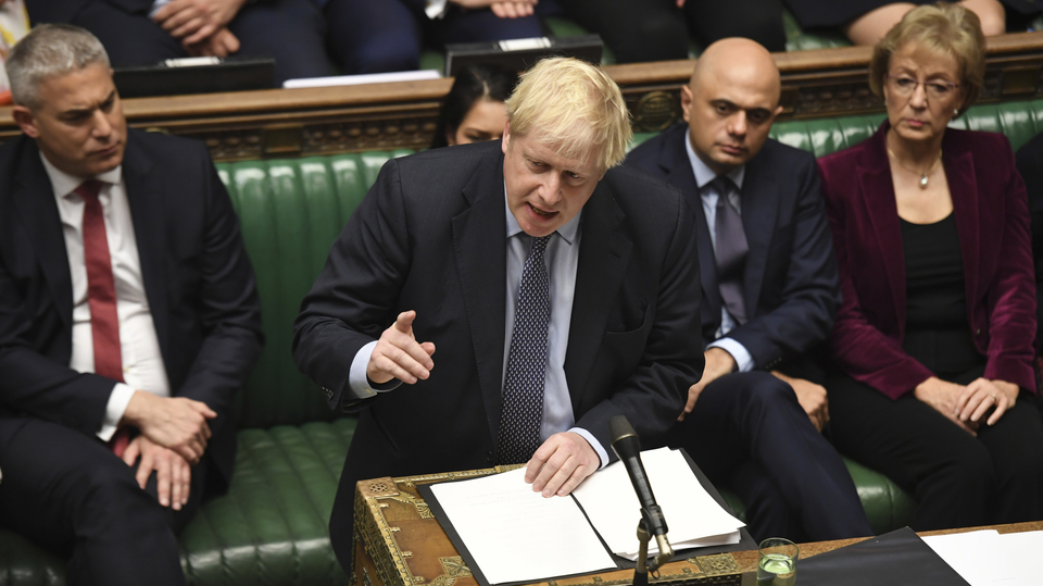 Premiér Boris Johnson (uprostřed).