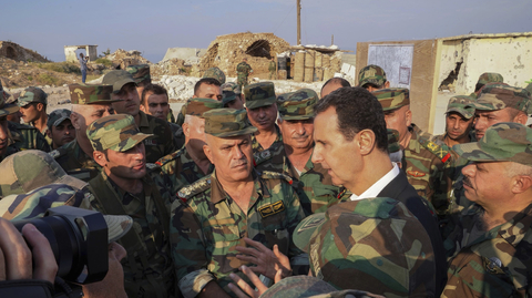 Syrský prezident Bashar Assad a syrští vojáci. 