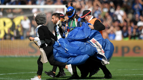 Spadl z nebe přímo doprostřed fotbalového utkání.