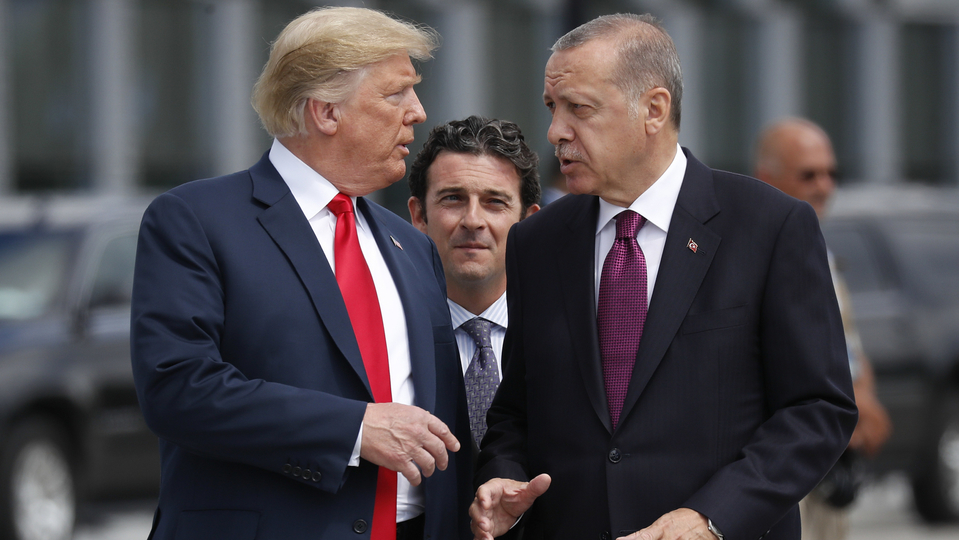 Americký prezident D. Trump (vlevo) a jeho turecký protějšek R. T. Erdogan.