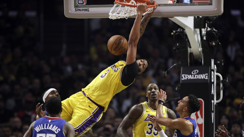 Hvězdný Anthony Davis (uprostřed).