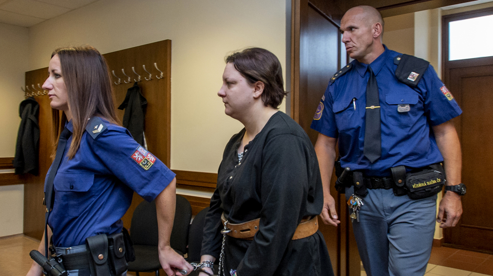 Policie zatkla a obvinila z křivého obvinění vražedkyni Janákovou.