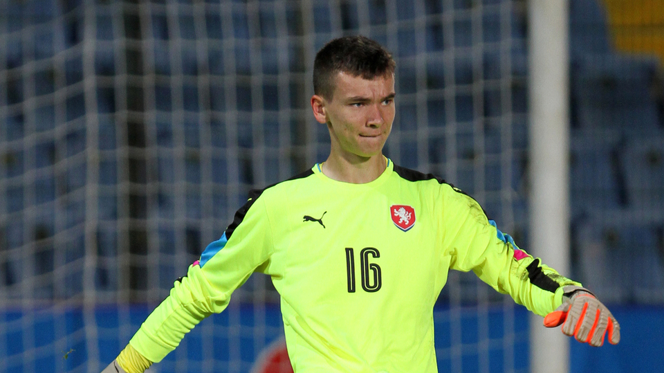 Český brankář Matěj Kovář.