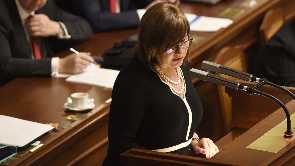 Ministryně financí Alena Schillerová (za ANO) obhajuje státní rozpočet.