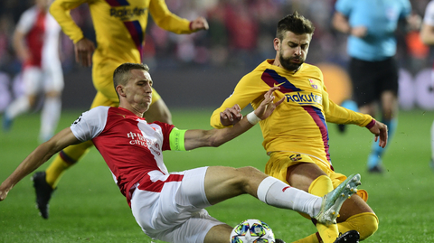 Tomáš Souček v souboji s Gerardem Piquém.