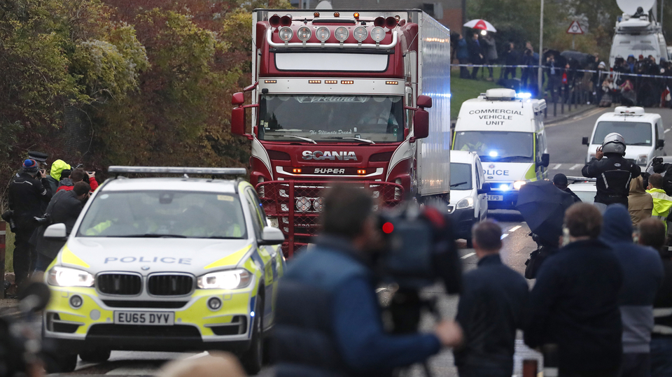 Kamion s 39 mrtvými těly nalezený východně od Londýna.