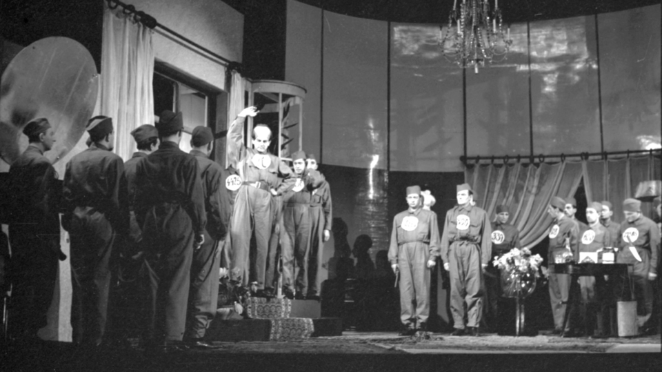 Inscenace hry R.U.R. v Národním divadle.