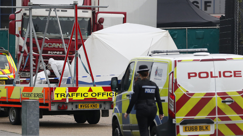 Kamion s 39 mrtvými těly nalezený východně od Londýna. 