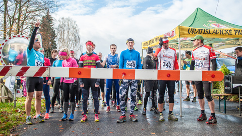 Běhá se v krásné krajině. 