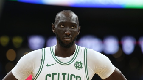 Výška výhodou? Pro senegalského pivota Tacka Falla nikoliv.