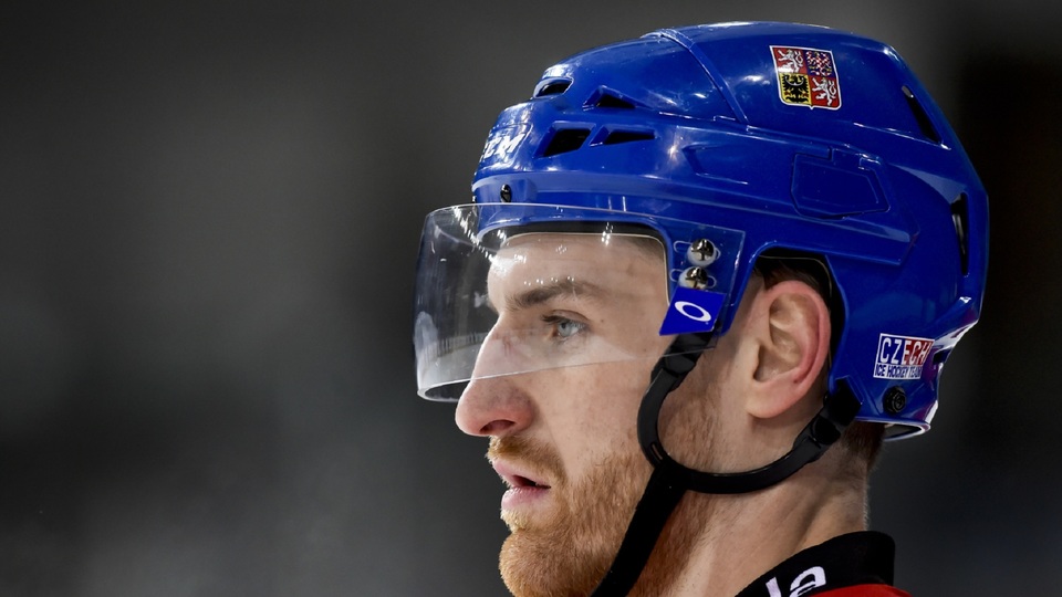 Frustrovaný hokejista Nakládal trefil pukem fanouška, následně se omluvil.