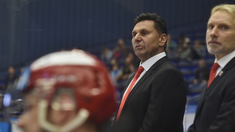 Kouč Vladimír Růžička sleduje své svěřence v utkání proti Vítkovicím. Hradec Králové nakonec prohrál po samostatných nájezdech. 