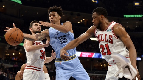 Tomáš Satoranský slavil v NBA v druhém duelu za Chicago první výhru v sezoně. 