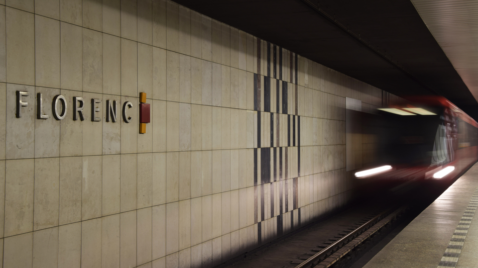 Na Florenci zemřel po pádu pod metro muž.