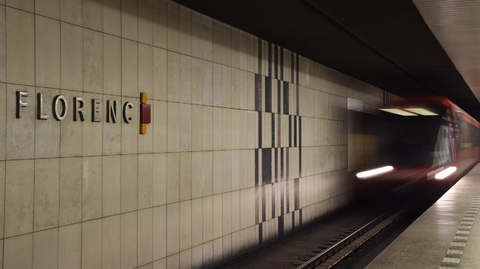 Na Florenci zemřel po pádu pod metro muž.