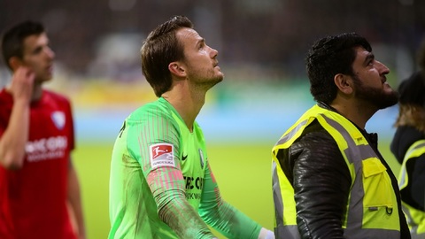 Kuriózní penalta, v zápase Kielu proti Bochumí ji zavinil náhradník.