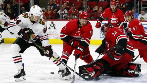 Český brankář Petr Mrázek vychytal druhým čistým kontem v sezoně Carolině v dnešním domácím utkání NHL výhru nad hokejisty Chicaga.