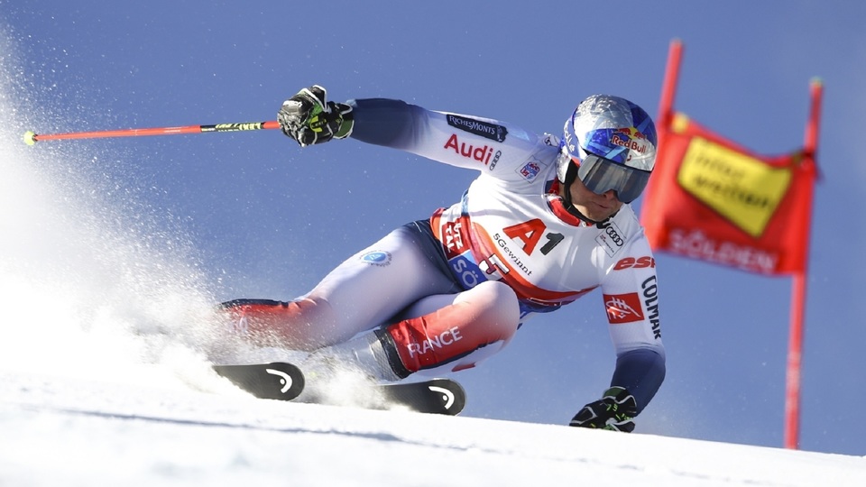 Novou sezonu Světového poháru ve sjezdovém lyžování zahájili v rakouském Söldenu nejlépe francouzští reprezentanti. 