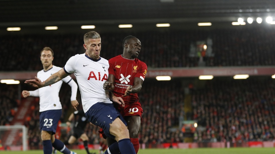 Fotbalisté vedoucího Liverpoolu v desátém kole otočili utkání s Tottenhamem a díky vítězství 2:1 udrželi neporazitelnost v anglické lize.
