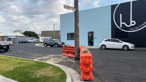 Elektrický sloup uprostřed křižovatky.