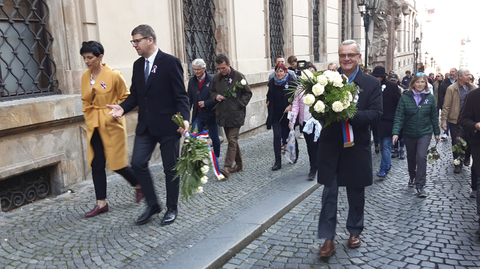Stovka lidí oslavila výročí republiky pochodem centrem Prahy.