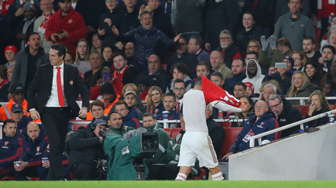 Granit Xhaka si sundává dres po vystřídání.