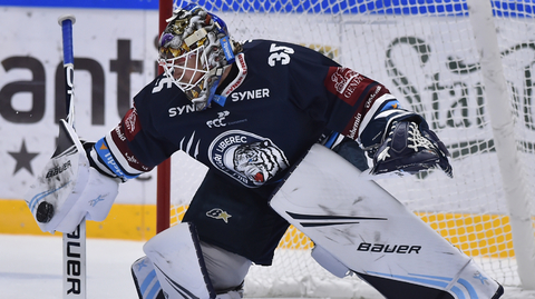 Brankář Liberce Justin Peters.