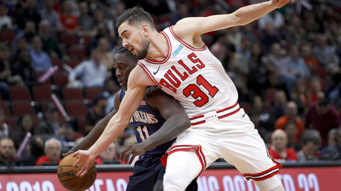 Tomáš Satoranský (v bílém dresu). 