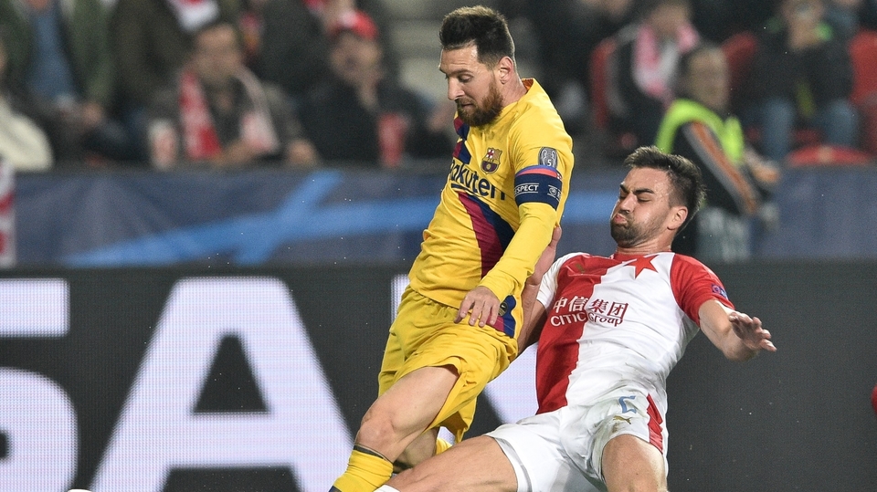 Slávista David Hovorka při skluzu na Lionela Messiho.