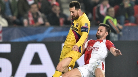 Slávista David Hovorka při skluzu na Lionela Messiho.
