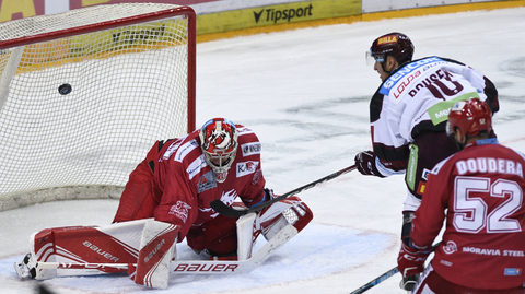 Lukáš Rousek ze Sparty střílí třetí gól. Vlevo je brankář Třince Petr Kváča.