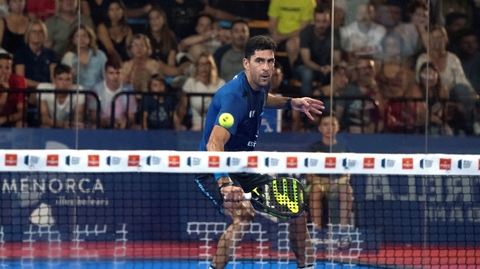 Argentinec Maximiliano Sanchez v akci během World Padel Tour.