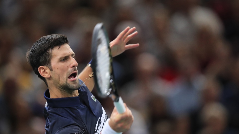 První hráč světa Novak Djokovič zdolal na tenisovém turnaji Masters v Paříži ve čtvrtfinále Řeka Stefanose Tsitsipase.