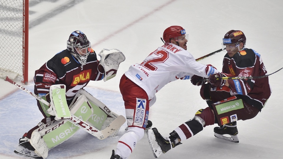 Hokejisté pražské Sparty zvítězili v 16. kole extraligy na ledě Třince.